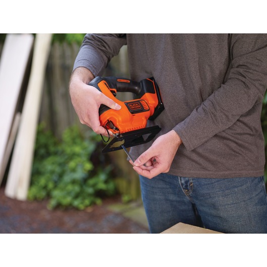 Tool free blade change feature of 20 volt MAX cordless jigsaw. 
