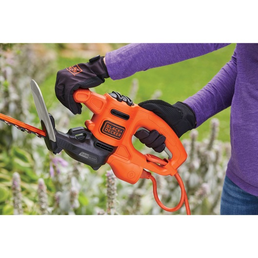 saw blade feature in 16 inch saw blade electric hedge trimmer.