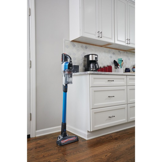POWER SERIES Extreme cordless stick vacuum cleaner self standing on wooden floor.