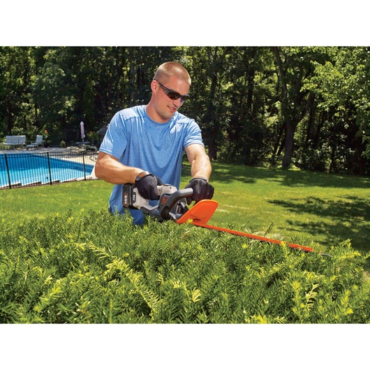 Comfortable handle design feature of 60 Volt MAX POWER CUT 24 in Cordless Hedge Trimmer.